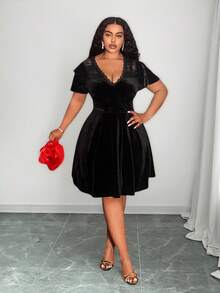 Slaydiva 秋冬新品 Y2K 复古优雅精致基础款日常鸡尾酒会假日通勤大码奢华派对优雅纯色修身黑色蕾丝拼接荷叶袖天鹅绒修身V领迷你连衣裙大码连衣裙情人节 - 黑色 - 查看 4