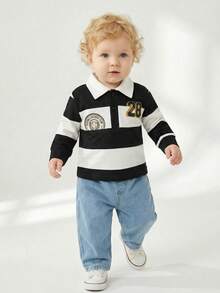 SHEIN Playful Pals 男婴休闲运动学院风条纹Polo衫和蓝色牛仔裤套装，两件套，带徽章和数字印花，适合搭配外套，运动、上学、度假、旅行、冬季穿着。 - 黑色 - 查看 4