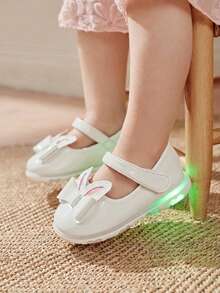 Cozy Pixies Zapatos versátiles y lindos para niñas pequeñas con correa de gancho y bucle, convenientes para uso en interiores y exteriores, diseño de conejo - Blanco - Ver 2