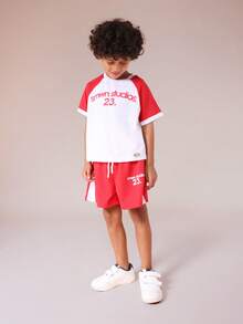SUMWON Jungen Raglan Ärmel Zwei-Teiler Kurzarm T-Shirt und Shorts Koordinations-Set mit Markenaufdruck für lässiges Sommeroutfit - Rot-Weiß - Übersicht 1