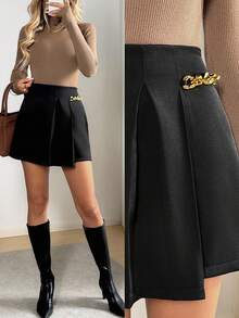 Easowa Falda negra elegante con detalle de cadena, cintura alta, línea A, dobladillo asimétrico para uso casual. Falda negra plisada elegante con acento de cadena dorada, cintura alta, mini falda para mujeres con estilo. Falda pantalón negra de cintura alta con detalle decorativo de cadena, dobladillo asimétrico para un estilo versátil. - Negro - Ver 1