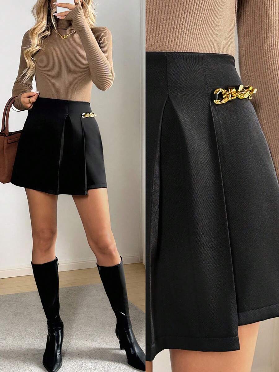 Easowa Falda negra elegante con detalle de cadena, cintura alta, línea A, dobladillo asimétrico para uso casual. Falda negra plisada elegante con acento de cadena dorada, cintura alta, mini falda para mujeres con estilo. Falda pantalón negra de cintura alta con detalle decorativo de cadena, dobladillo asimétrico para un estilo versátil. - Negro - Ver 1