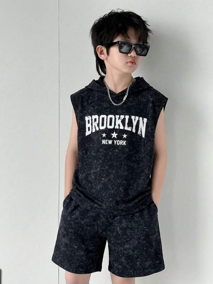 两件套儿童/青少年男童休闲韩版字母印花连帽短袖卫衣和纯色短裤套装，适合通勤、上学、日常休闲穿着、运动、春夏穿着。