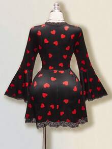 SHEIN ICON Rochie plus size cu decolteu în V, dantelă, mâneci evazate, imprimeu cu inimioare, rochie mini sexy cu decolteu în V, decupată, cu fundă și nod, Y2K, ținută de Ziua Îndrăgostiților, rochie de seară pentru o întâlnire - Negru - Vizualizare 2
