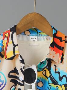 SHEIN Streecool Kids 男童两件套：印花衬衫和水洗拼接短裤。街头涂鸦酷炫印花设计，搭配水洗牛仔面料，时尚有型，适合夏季穿着。简约时尚的设计，展现男孩的个性魅力，适合4-7岁儿童日常休闲穿着，也适合度假、旅行、休闲放松、日光浴等夏季活动。 - 杏色 - 查看 4
