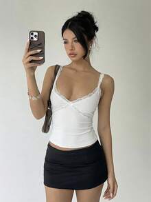 Aloruh 女士酒红色蕾丝拼接深V领修身吊带背心 - 白色 - 查看 6