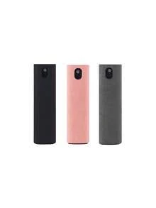 这款多功能便捷屏幕清洁剂是一款二合一清洁套装，适用于智能手机、平板电脑和车载娱乐系统屏幕。它集喷雾和擦拭功能于一体，喷出的细雾易于清洁。本产品采用温和无刺激的清洁液，适用于手机、平板电脑、电视和显示器等各种设备的屏幕。