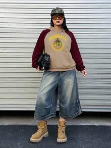 HARRY POTTER X SHEIN 大码女式休闲日常通勤学院风动物徽章字母印花撞色插肩袖袋鼠口袋连帽卫衣，秋冬季保暖女式卫衣，女士街头风棕色卫衣，韩版时尚棕色卫衣 - 杏色 - 查看 4