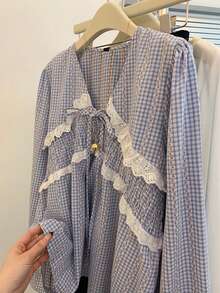 SHEIN Frenchy 女士法式休闲蓝色格子印花棉质系带长袖衬衫，春季，法式日常蓝色格子褶皱系带蕾丝边上衣，V领长袖甜美休闲衬衫，假日、海滩、情人节、春季，蓝白相间上衣，法式风格 - 淺藍色 - 查看 9