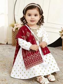 SHEIN 一件白色女童连衣裙，饰有金色波点，领口和腰部点缀荷叶边，搭配红色底金色几何图案围巾和同色系迷你斜挎包，展现异域风情和活力，时尚、优雅、百搭、复古、喜庆，适合夏季穿着。 - 白色 - 查看 9