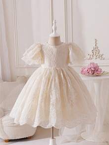Glamorique Kids Đầm dự tiệc midi màu mơ thanh lịch cho bé gái với cổ tròn và tay phồng, đầm midi dự tiệc màu trắng ngà cho bé gái, cổ tròn, tay phồng lửng, gấu xòe, chất liệu jacquard, thích hợp mặc hàng ngày, đầm công chúa cho bé gái, đầm, thời trang xuân/hè 26, mềm mại, lễ hội, đầm màu mơ, trang phục mùa hè, đầm mùa hè, vải organza jacquard lễ hội, đầm dạ hội, đầm jacquard thanh lịch, thích hợp cho các bữa tiệc sang trọng và các dịp đặc biệt ở Trung Đông, Châu Âu và Mỹ. - Màu be - Xem 3