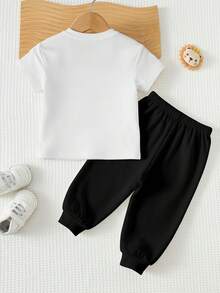 BATMAN X SHEIN 男婴休闲宽松舒适短袖T恤裤套装（2件套），适合春夏穿着，经典酷炫图案，可爱卡通印花，经典飞镖标志印花 - 彩色 - 查看 3