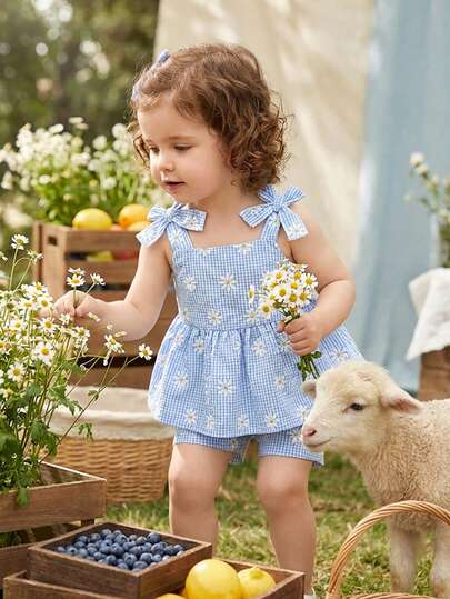SHEIN Vintaside Kids 2pcs Baby Girl/Toddler/Newborn 0-3Y Casual Everyday Cute Vacation Gingham Daisy Ruffle Light Blue Bow Decor Camisole Top + Shorts Set, Fresh And Comfortable, Perfectly Showcases Summer Fashion As Well As Elegant, Lively, And Cute Vibes. Made From Lightweight And Breathable Fabric, Suitable For Holiday Gatherings, First Birthday Parties, Sightseeing, Photoshoots, And Various Occasions.