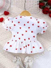 女童白色短袖衬衫，饰有红色爱心印花和可爱蝴蝶结设计，时尚有型。 - 白色 - 查看 2