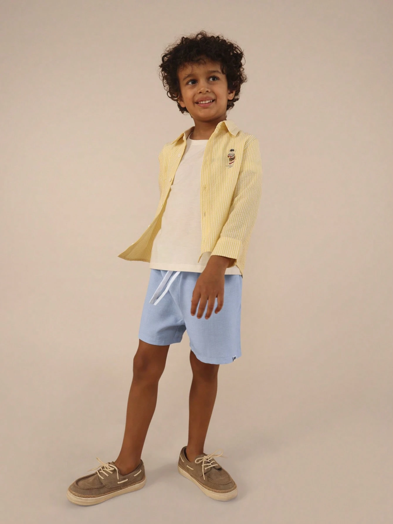 Conjunto de camisa listrada e shorts