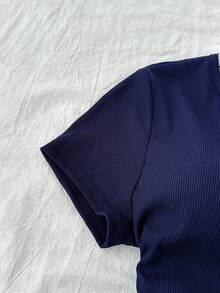 SHEIN Camiseta casual de estilo universitario para adolescentes, de manga corta, con cuello de puntilla, cintura fruncida y bordado, en color azul marino de punto acanalado - azul real - Ver 6