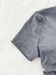 SHEIN Áo thun tay ngắn màu xám đậm, chất liệu dệt kim gân, họa tiết ngôi sao, cạp nhún, dành cho bé gái tuổi teen, thích hợp mặc thường ngày. - Màu xám đen - Xem 5