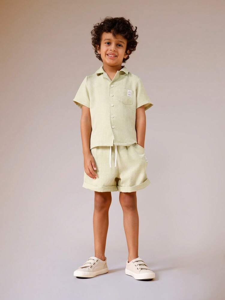 Komplet z koszulą z guzikami w kolorze lnianym i spodenkami ze ściągaczem