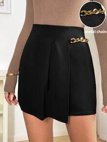 Easowa Falda negra elegante con detalle de cadena, cintura alta, línea A, dobladillo asimétrico para uso casual. Falda negra plisada elegante con acento de cadena dorada, cintura alta, mini falda para mujeres con estilo. Falda pantalón negra de cintura alta con detalle decorativo de cadena, dobladillo asimétrico para un estilo versátil. - Negro - Ver 2