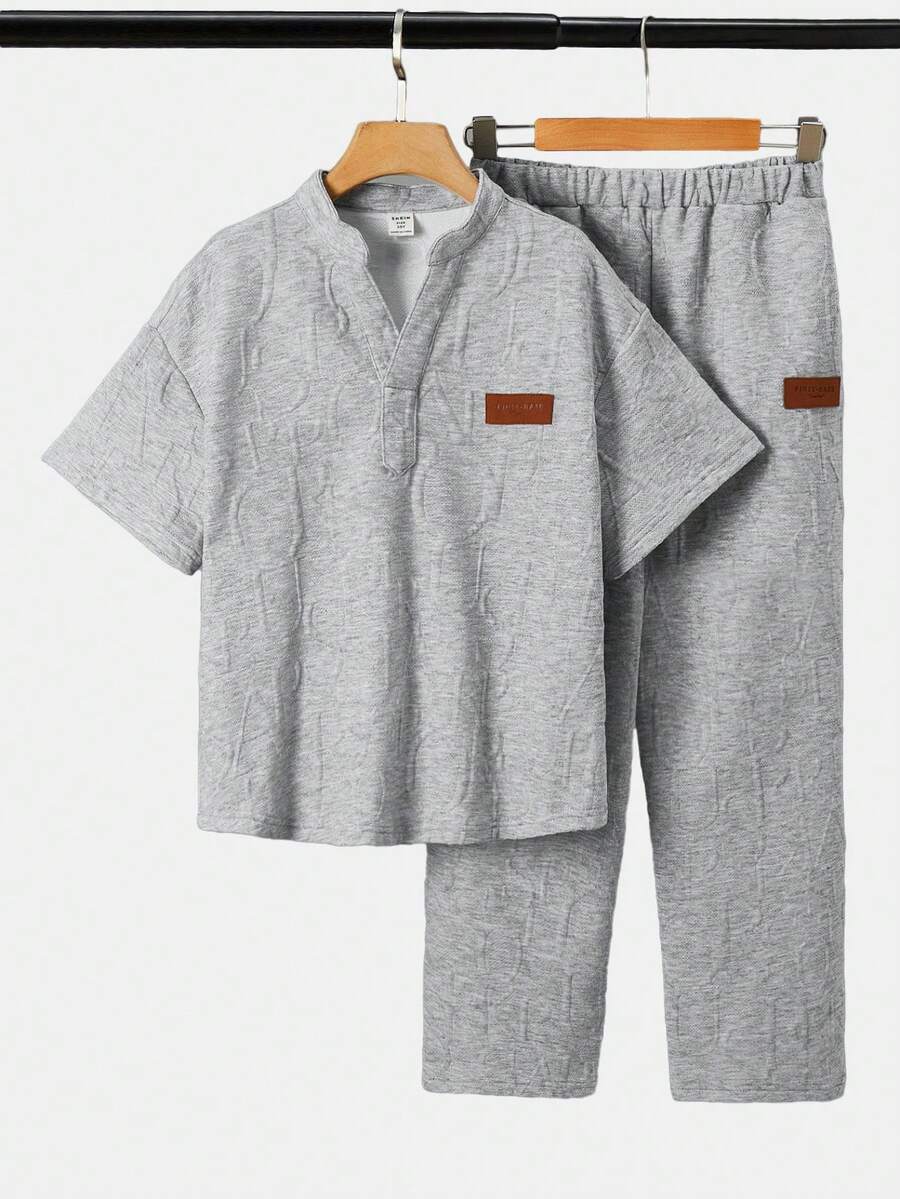 SHEIN 2件套休闲街头风拼接V领短袖T恤和直筒针织裤,适合青少年男孩 - 淺灰色 - 查看 1