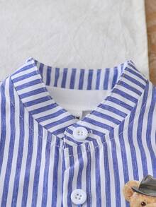 男婴蓝白条纹可爱小熊印花装饰衬衫搭配蓝色牛仔短裤套装，适合外出、休闲穿着和派对场合。 - 藍色 - 查看 6