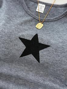 SHEIN Áo thun tay ngắn màu xám đậm, chất liệu dệt kim gân, họa tiết ngôi sao, cạp nhún, dành cho bé gái tuổi teen, thích hợp mặc thường ngày. - Màu xám đen - Xem 6