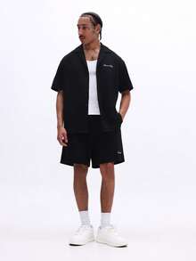 SUMWON Kursivschrift bestickte Hemd-und-Shorts-Koordinationsset, Sommerurlaubs-Resort-Wear, einfarbiges Outfit - Schwarz - Übersicht 3