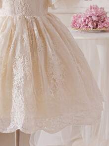 Glamorique Kids Đầm dự tiệc midi màu mơ thanh lịch cho bé gái với cổ tròn và tay phồng, đầm midi dự tiệc màu trắng ngà cho bé gái, cổ tròn, tay phồng lửng, gấu xòe, chất liệu jacquard, thích hợp mặc hàng ngày, đầm công chúa cho bé gái, đầm, thời trang xuân/hè 26, mềm mại, lễ hội, đầm màu mơ, trang phục mùa hè, đầm mùa hè, vải organza jacquard lễ hội, đầm dạ hội, đầm jacquard thanh lịch, thích hợp cho các bữa tiệc sang trọng và các dịp đặc biệt ở Trung Đông, Châu Âu và Mỹ. - Màu be - Xem 5