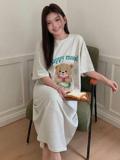 Dazy Plus Áo ngủ dài tay ngắn cổ tròn dáng rộng in hình gấu, đồ mặc nhà dễ thương.