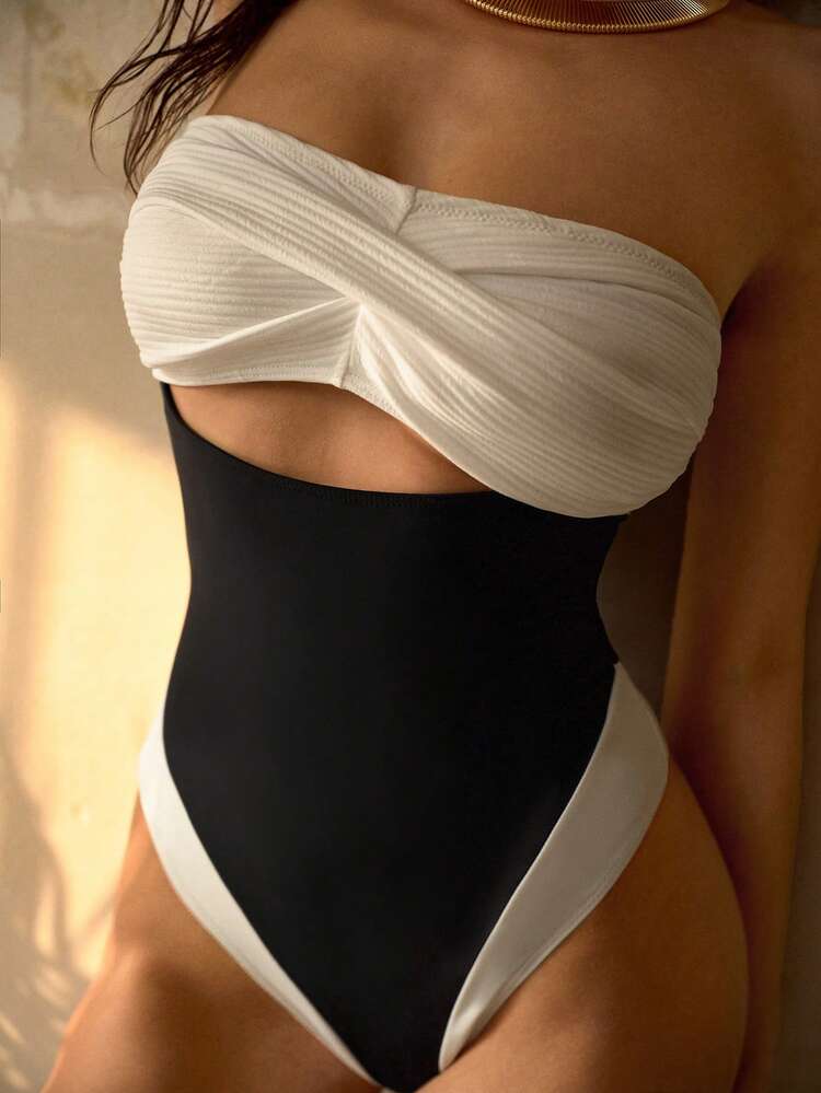 Costume da bagno intero elegante con blocchi di colore, dettagli di trama, inserti frontali e centrali, piccolo dettaglio a torsione cava, adatto per vacanze