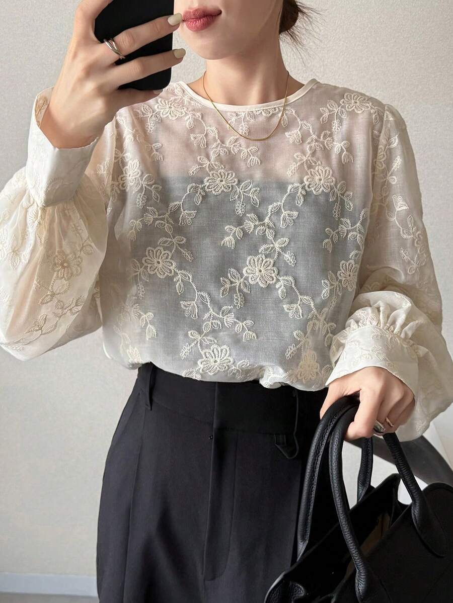 FRIFUL 女士圆领泡泡袖宽松波浪下摆不对称蕾丝薄纱衬衫，适合夏季度假 - 米色 - 查看 1