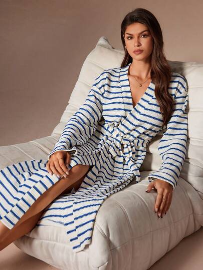  Women's Home Clothes And Sleeping Gowns Lazeform Are Simple, Elegant, Fresh, And Classic. They Have A Blue And White Texture, Knitted Jacquard Striped Fabric, And Are Suitable For Daily Leisure And Comfortable Sleep