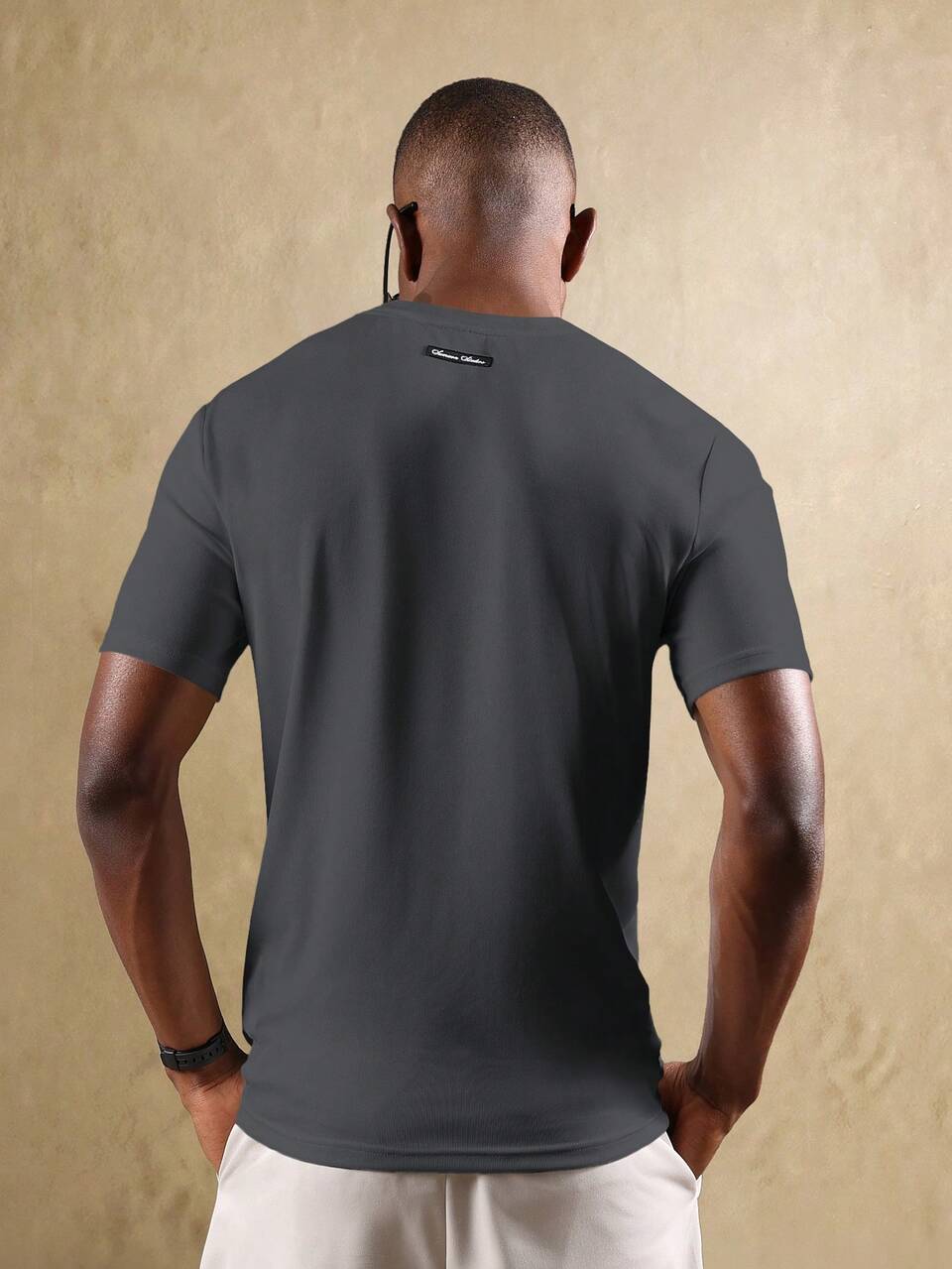 SUMWON Camiseta Essencial de Manga Curta com Gola Careca e Bordado em Estilo Caligráfico para Uso Casual no Dia a Dia, Peça Básica do Guarda-Roupa de Verão