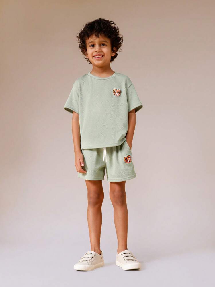 Completo composto da t-shirt e pantaloncini in maglia testurizzata con logo a cuore