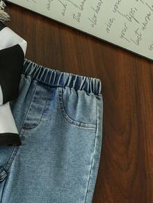 SHEIN Playful Pals 男婴休闲运动学院风条纹Polo衫和蓝色牛仔裤套装，两件套，带徽章和数字印花，适合搭配外套，运动、上学、度假、旅行、冬季穿着。 - 黑色 - 查看 5