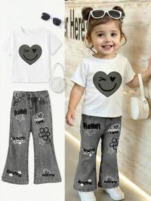 SHEIN 两件套女婴休闲爱心人脸图案圆领短袖T恤和喇叭裤套装，适合春夏日常穿着、街头风、居家、度假。