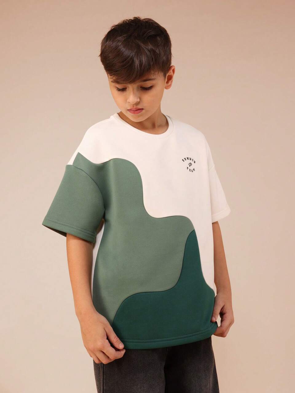 Camiseta oversized com estampa abstrata em blocos de cores e design curvo.