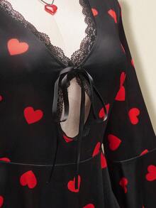 SHEIN ICON Rochie plus size cu decolteu în V, dantelă, mâneci evazate, imprimeu cu inimioare, rochie mini sexy cu decolteu în V, decupată, cu fundă și nod, Y2K, ținută de Ziua Îndrăgostiților, rochie de seară pentru o întâlnire - Negru - Vizualizare 9