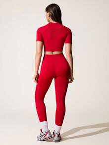 SHEIN Dewbera 无缝瑜伽套装，短袖圆领T恤和高腰瑜伽裤运动套装，舒适无缝运动套装，女士健身服，女士运动服，适合瑜伽、普拉提、跑步 | 季节性健身服装，适合家庭健身和训练，圆领和全长打底紧身裤，增强核心力量和柔韧性 - 紅色 - 查看 2