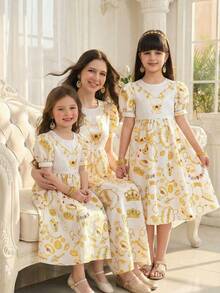 SHEIN Tween Mädchen-Kleid im eleganten, glamourösen und niedlichen Stil in Gold & Weiß mit Grafik-Motiv, Kurzarm, Schwester-Partnerlook - Gold - Übersicht 1