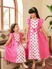 Sparklyn 这款女童法式乡村风连衣裙，以白色为底，饰以红色玫瑰印花，点缀着荷叶边袖口、腰间系带蝴蝶结、层叠荷叶边下摆和撞色粉色面料拼接，风格俏皮可爱，适合春夏花园派对、户外野餐等场合，面料轻盈透气。 - 粉色 - 查看 3