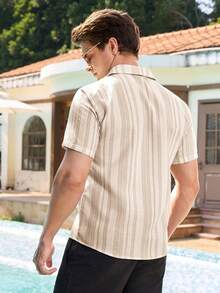 Manfinity Swimmode 男士夏季条纹短袖纽扣休闲衬衫 - 卡其色 - 查看 2