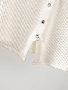 GlowEve Áo thun nữ tay ngắn màu trơn, cài một hàng cúc, kiểu dáng thường ngày, chất liệu gân nổi. - trắng - Xem 4