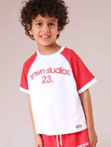 SUMWON Jungen Raglan Ärmel Zwei-Teiler Kurzarm T-Shirt und Shorts Koordinations-Set mit Markenaufdruck für lässiges Sommeroutfit - Rot-Weiß - Übersicht 3