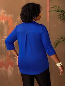 EMERY ROSE Áo thun cổ chữ V màu trơn cỡ lớn, kiểu dáng thường ngày, thích hợp cho kỳ nghỉ/mùa hè/mùa xuân, áo sơ mi cài nút cỡ lớn màu xanh dương, áo nữ cỡ lớn, áo kiểu thường ngày cỡ lớn. - Xanh đậm - Xem 2