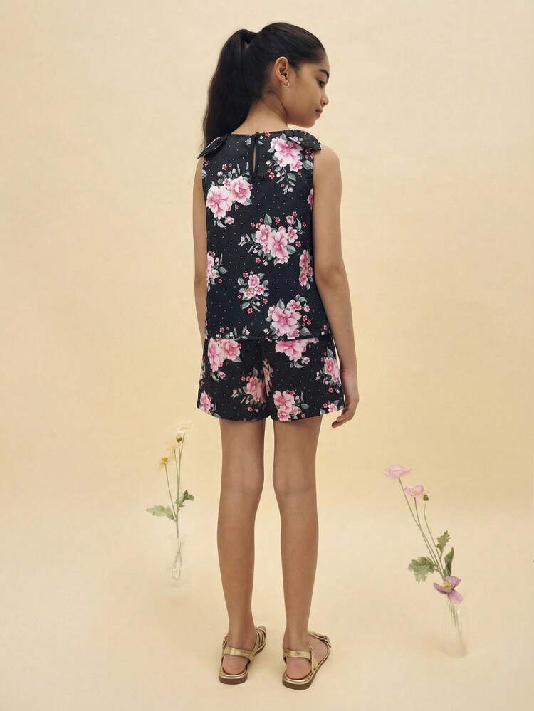 Kwiatowy zestaw topu i spodenek