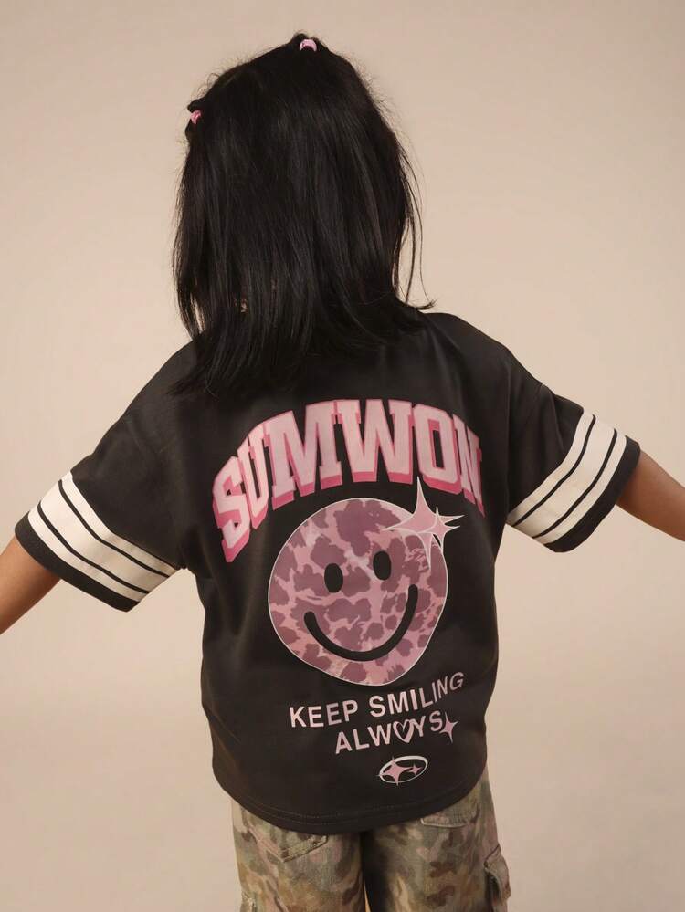 T-Shirt mit Gesichtsaufdruck und gestreiften Ärmeln
