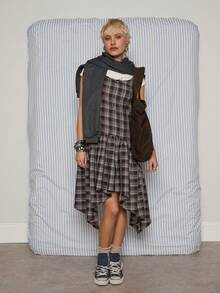 COUREZ 格纹吊带连衣裙，不对称荷叶边下摆 / Y2K 春季女装，可爱田园风约会之夜外出装扮，情人节 - 灰色 - 查看 3