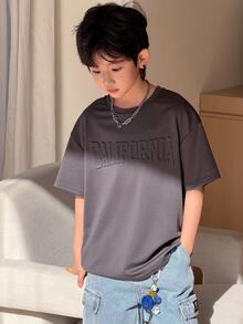 SHEIN Little Byeori 男童休闲韩版圆领字母压纹印花T恤，舒适时尚的简约设计，适合春夏穿着，日常穿着、户外活动、上学、街头风、派对和休闲场合皆宜。 - 灰色 - 查看 2