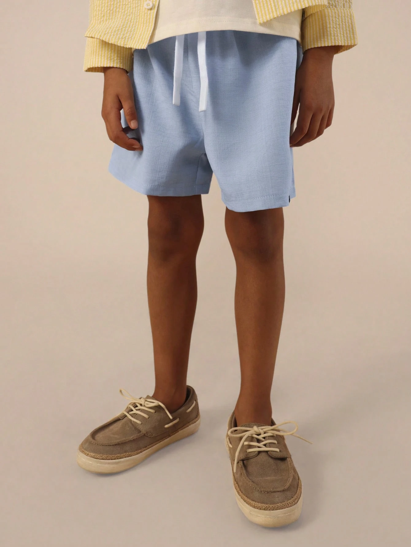 Conjunto de camisa listrada e shorts